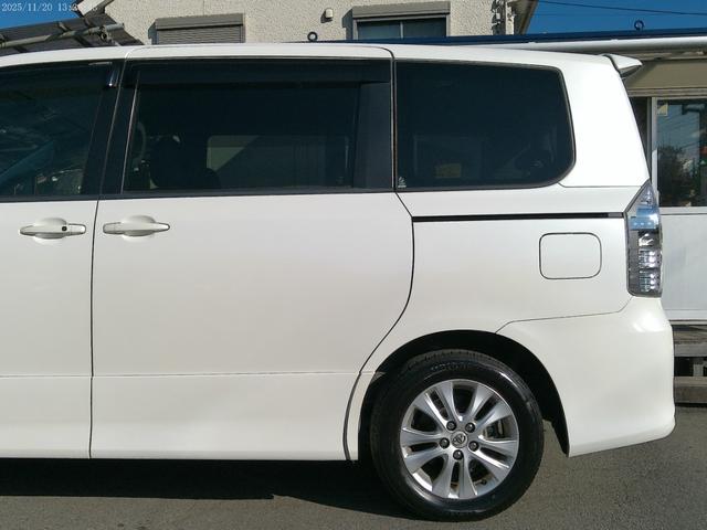 ヴォクシー ＺＳ　保証付　後期型　両側パワースライドドア　純正ＳＤナビ　バックカメラ　ブルートゥース　キャプテンシート７人　パドルシフト　ビルトインＥＴＣ　フルセグ地デジ　インテリキー（24枚目）