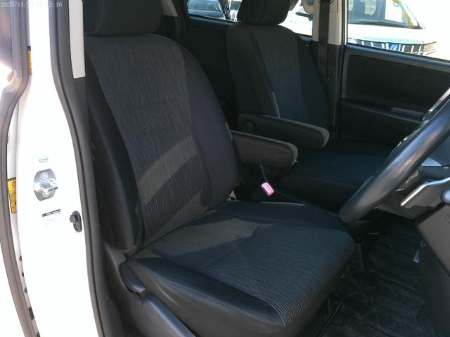 ヴォクシー ＺＳ　保証付　後期型　両側パワースライドドア　純正ＳＤナビ　バックカメラ　ブルートゥース　キャプテンシート７人　パドルシフト　ビルトインＥＴＣ　フルセグ地デジ　インテリキー（37枚目）