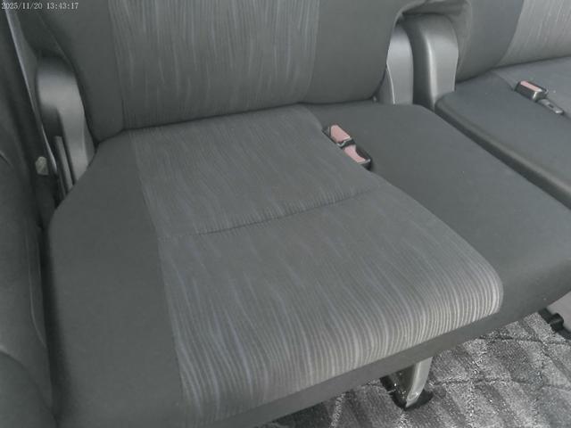 ヴォクシー ＺＳ　保証付　後期型　両側パワースライドドア　純正ＳＤナビ　バックカメラ　ブルートゥース　キャプテンシート７人　パドルシフト　ビルトインＥＴＣ　フルセグ地デジ　インテリキー（50枚目）