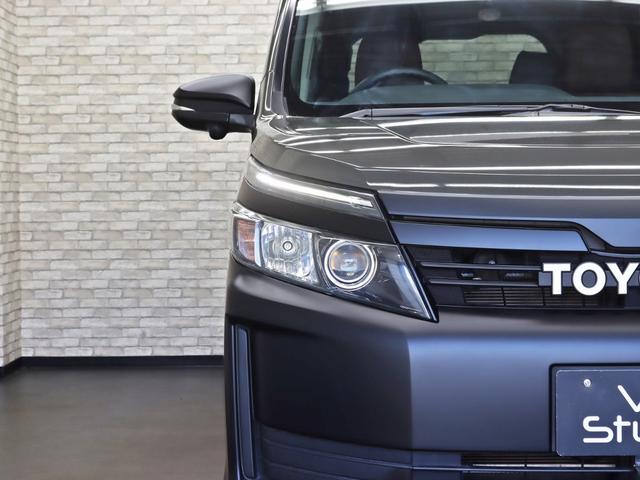 ヴォクシー ハイブリッドＸ　ＴＯＹＯＴＡグリル／Ｇｚフードモール／ＮＥＷ１５インチスチールホイール／マッドスタータイヤ／ルーフラック／純正ＳＤナビ＆地デジＴＶ／Ｂｌｕｅｔｏｏｔｈ接続／両側電動スライドドア／ブラウンシートカバー（7枚目）