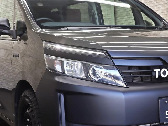 ヴォクシー ハイブリッドＸ　ＴＯＹＯＴＡグリル／Ｇｚフードモール／ＮＥＷ１５インチスチールホイール／マッドスタータイヤ／ルーフラック／純正ＳＤナビ＆地デジＴＶ／Ｂｌｕｅｔｏｏｔｈ接続／両側電動スライドドア／ブラウンシートカバー（9枚目）