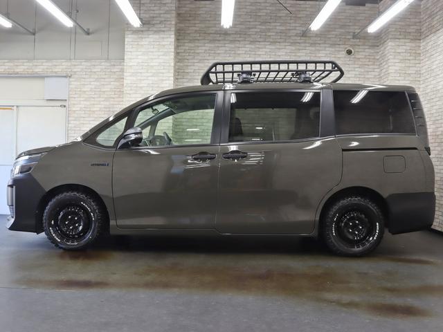 ヴォクシー ハイブリッドＸ　ＴＯＹＯＴＡグリル／Ｇｚフードモール／ＮＥＷ１５インチスチールホイール／マッドスタータイヤ／ルーフラック／純正ＳＤナビ＆地デジＴＶ／Ｂｌｕｅｔｏｏｔｈ接続／両側電動スライドドア／ブラウンシートカバー（12枚目）
