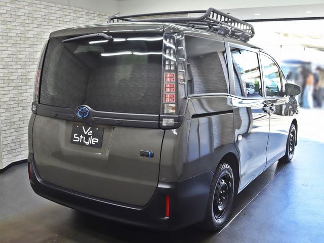 ヴォクシー ハイブリッドＸ　ＴＯＹＯＴＡグリル／Ｇｚフードモール／ＮＥＷ１５インチスチールホイール／マッドスタータイヤ／ルーフラック／純正ＳＤナビ＆地デジＴＶ／Ｂｌｕｅｔｏｏｔｈ接続／両側電動スライドドア／ブラウンシートカバー（17枚目）