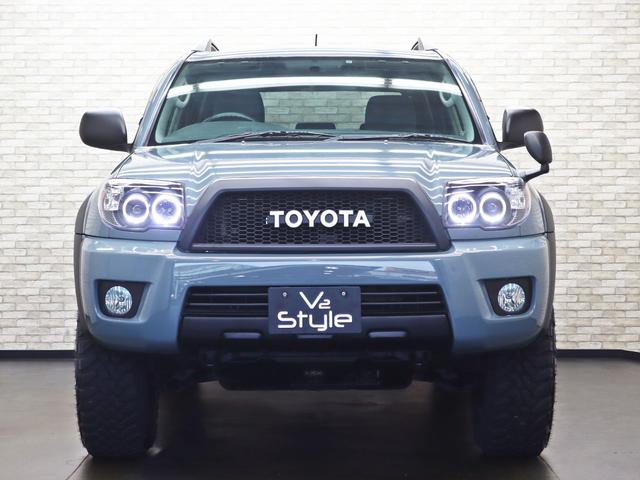 ハイラックスサーフ SSR-Xリミテッド TOYOTAクラシックグリル/リフトアップ/社外17インチアルミホイール&TOYOオープンカントリーMTタイヤ/4連LEDヘッドライド/バックカメラ/ルーフレール/ETC車載器/キーレスエントリー(4枚目)