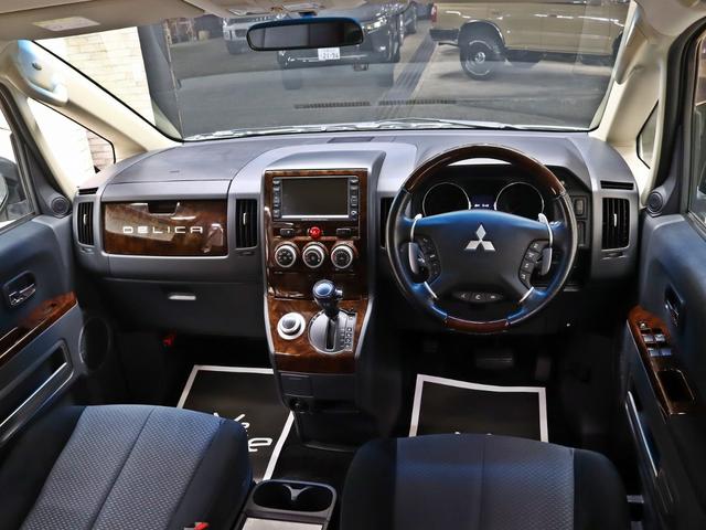 デリカＤ：５ シャモニー　４ＷＤ／両側電動ＳＤ／ＪＡＯＳ製オーバーフェンダー／バンパーガード／リフトアップ／新品１６Ｉｎアルミホイール／新品ＢＦグッドリッチタイヤ／ウッドコンビステアリング／ＬＥＤイカリングファイバーライン加工（22枚目）