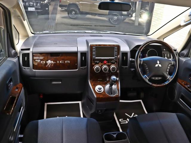 デリカＤ：５ シャモニー　４ＷＤ／両側電動ＳＤ／ＪＡＯＳ製オーバーフェンダー／バンパーガード／リフトアップ／新品１６Ｉｎアルミホイール／新品ＢＦグッドリッチタイヤ／ウッドコンビステアリング／ＬＥＤイカリングファイバーライン加工（23枚目）