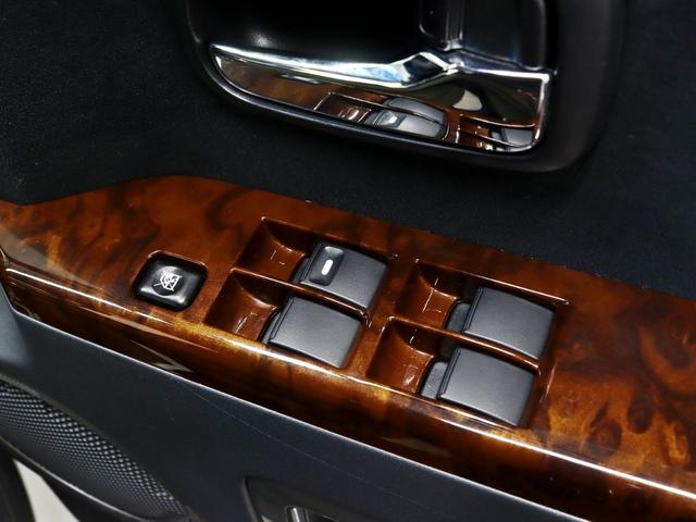 デリカＤ：５ シャモニー　４ＷＤ／両側電動ＳＤ／ＪＡＯＳ製オーバーフェンダー／バンパーガード／リフトアップ／新品１６Ｉｎアルミホイール／新品ＢＦグッドリッチタイヤ／ウッドコンビステアリング／ＬＥＤイカリングファイバーライン加工（37枚目）