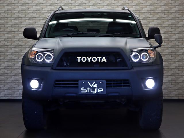 ハイラックスサーフ ＳＳＲ－Ｘ　４ＷＤ／リフトＵＰ／社外１７インチアルミホイール／ＢＦグッドリッチＡＴタイヤ／前後バンパーマットブラック塗装／ＴＯＹＯＴＡグリル／ＬＥＤフォグランプ／社外４連イカリングヘッドライト／シートカバー（4枚目）