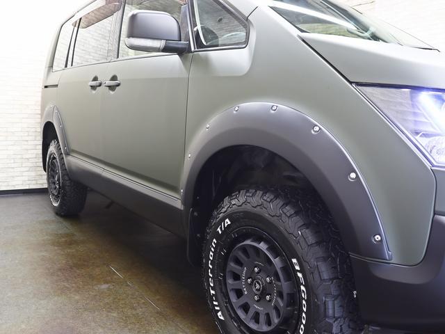 オーバーフェンダーをベース色とは異なる色で塗装することでエッジが引き立ち、より立体的なデザインになりました。