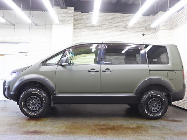 リフトアップによって、デリカＤ５がもつ重厚感を、より一層引き立てています。