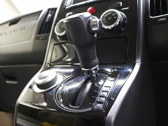 シフトパネル廻りもスポーティーなデザインとなっております。