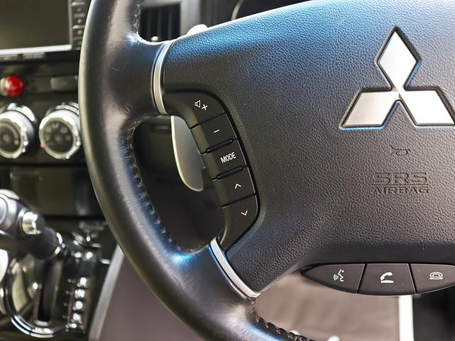 ステアリングから手を放さずにオーディオ操作が可能な、ステアリングスイッチも装着されております。