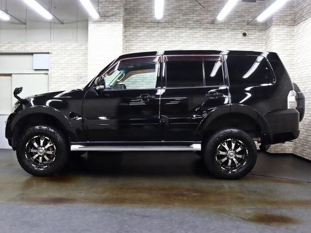 リフトアップによって、パジェロがもつ重厚感を、より一層引き立てています。