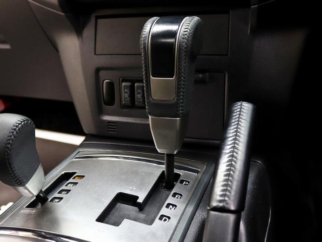 シフトパネル廻りもスポーティーなデザインとなっております。