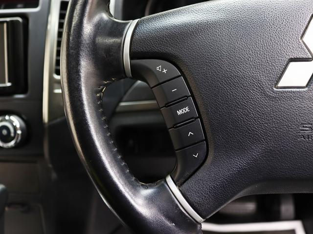 ステアリングから手を放さずにオーディオ操作が可能な、ステアリングスイッチも装着されております。
