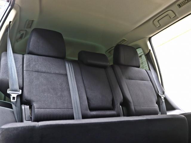 セカンドシートも広々としていてとても清潔感が御座います。大人数でのドライブでは大活躍ですね（＊＾＾）ｖ