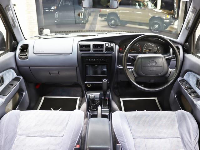 熟練の選任スタッフがインパネからフロアマットまで、丁寧に車内クリーニングを施工しております。必要な場合は各部リペアや車内消臭も施工しておりますので、安心してお買い求め頂けます。