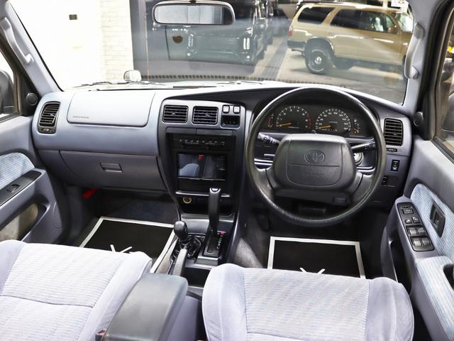 運転席廻りにも汚れやシミ等は無くとても綺麗な状態でお客様をお迎え致します。ご納車の前にも再度クリーニングを施工させて頂きます。