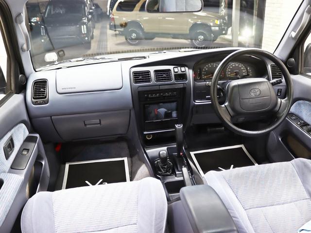 運転席は勿論の事、助手席も使用感の無い綺麗な状態となっております。ご家族やご友人にも喜んで頂ける事と思います。