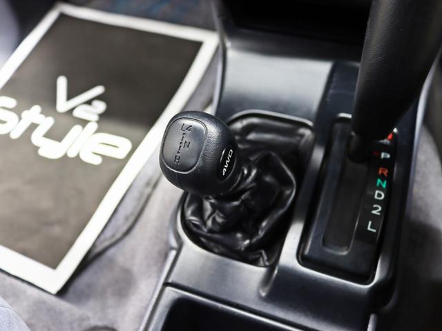 ２ＷＤと４ＷＤの切り替えもシフトレバー横の切り替えレバーで簡単に行う事が可能となっております。