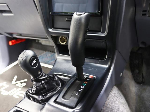 シフトパネル廻りもスポーティーなデザインとなっております。