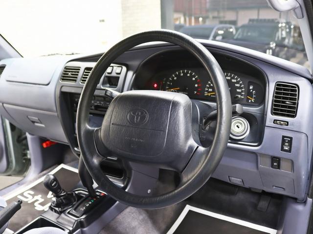 ステアリングもひび割れ等の無い、綺麗な状態となっております。ウッドコンビステアリングの取り付け等も是非ご相談下さい。