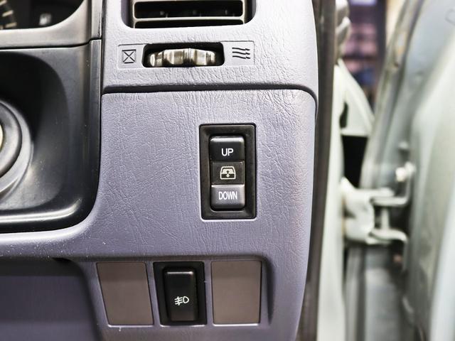 バックドアのパワーウインドウが開閉できるのもハイラックスサーフならではの魅力の一つですね！狭い駐車場などでバックドアを開けにくい時に役立ちます。