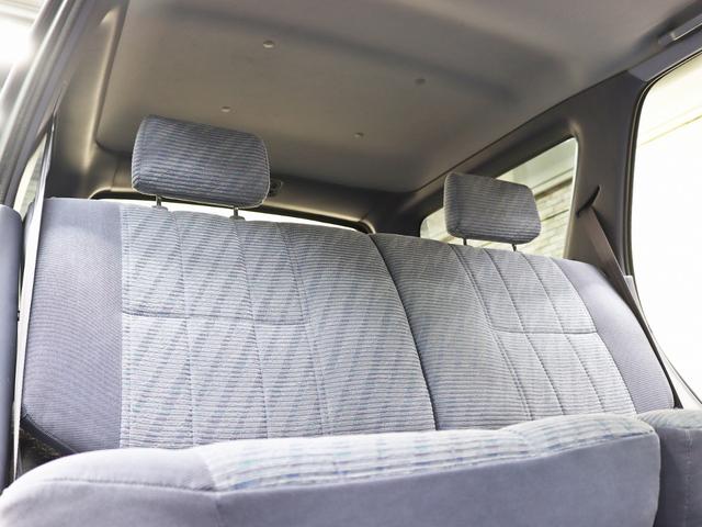 セカンドシートも広々としていてとても清潔感が御座います。大人数でのドライブでは大活躍ですね（＊＾＾）ｖ