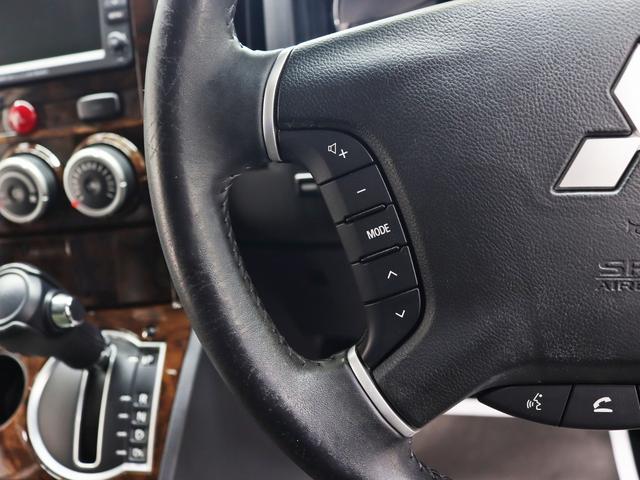 �X�e�A�����O������������ɃI�[�f�B�I���삪�\�ȁA�X�e�A�����O�X�C�b�`����������Ă���܂��B