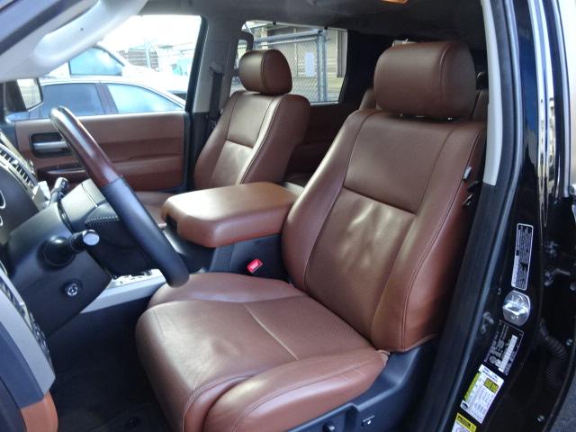セコイア プラチナム　新車並行　プラチナム　レッドロックレザー　ＦＵＥＬ２０インチ　Ｓｍｉｔｔｙｂｉｌｔテントオーニング　カーサイドタープ　ＳＤナビ９型純正フリップダウンモニター　ＢＳＭ　レーダークルーズ　パワーバックドア（17枚目）