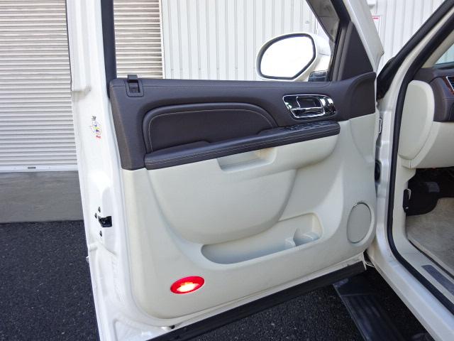 キャデラックエスカレード ＥＳＶ　２０１１年モデル　新車並行　後期モデルプラチナムＥＳＶ　ツインモニター　純正フリップダウンモニター　オートステップ　　ブラインドスポットモニター　レザーシート　フロント左右レザーシート座面新品（16枚目）