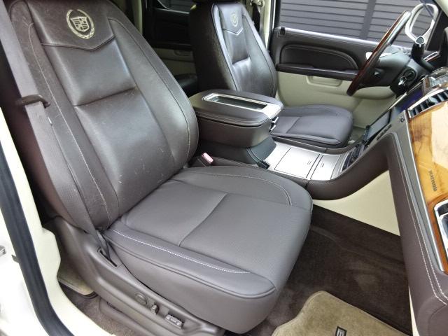 キャデラックエスカレード ＥＳＶ　２０１１年モデル　新車並行　後期モデルプラチナムＥＳＶ　ツインモニター　純正フリップダウンモニター　オートステップ　　ブラインドスポットモニター　レザーシート　フロント左右レザーシート座面新品（20枚目）