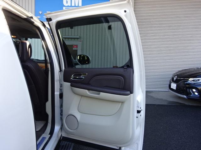 キャデラックエスカレード ＥＳＶ　２０１１年モデル　新車並行　後期モデルプラチナムＥＳＶ　ツインモニター　純正フリップダウンモニター　オートステップ　　ブラインドスポットモニター　レザーシート　フロント左右レザーシート座面新品（23枚目）