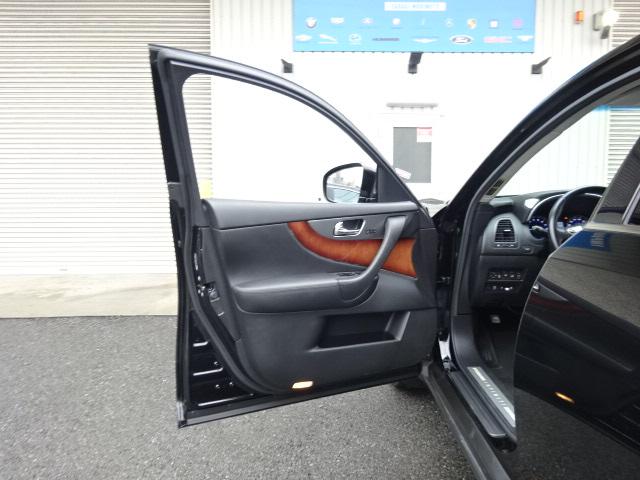 ＦＸ３５ 　新車並行　リミテッドエディション　オートチェックＣＡＲＦＡＸ付き　ＦＸ３５ＡＷＤ　ストラーダＳＤナビ　アラウンドビューモニターＢＯＳＥサウンド　パワーリアゲート　純正２０ＡＷ　ＥＴＣ　サンルーフ（16枚目）