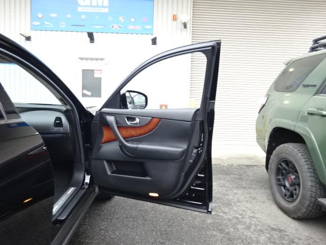 ＦＸ３５ 　新車並行　リミテッドエディション　オートチェックＣＡＲＦＡＸ付き　ＦＸ３５ＡＷＤ　ストラーダＳＤナビ　アラウンドビューモニターＢＯＳＥサウンド　パワーリアゲート　純正２０ＡＷ　ＥＴＣ　サンルーフ（21枚目）