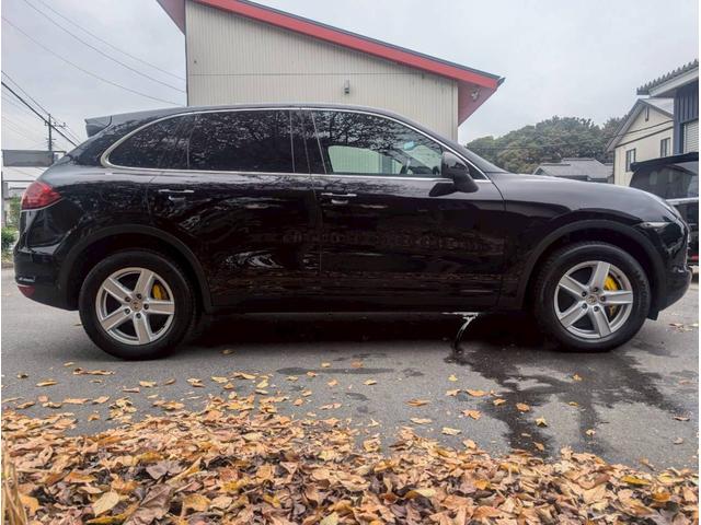 カイエン Ｓ　Ｖ８　４．８Ｌ　４ＷＤ　右ハンドル　電動レザーシート　ＥＴＣ　ナビ　キーレス　バックカメラ　クルコン　ディーラー車　電動リアゲート（4枚目）