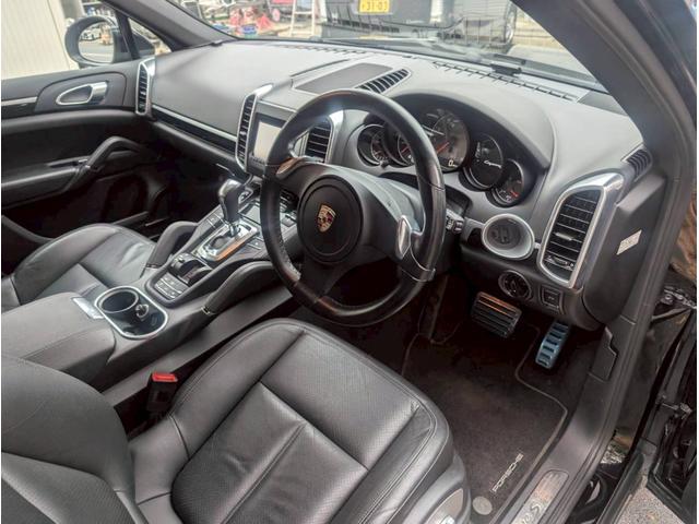 カイエン Ｓ　Ｖ８　４．８Ｌ　４ＷＤ　右ハンドル　電動レザーシート　ＥＴＣ　ナビ　キーレス　バックカメラ　クルコン　ディーラー車　電動リアゲート（16枚目）