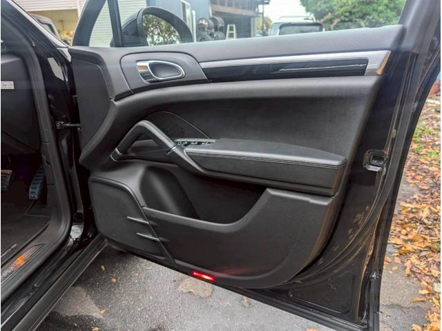 カイエン Ｓ　Ｖ８　４．８Ｌ　４ＷＤ　右ハンドル　電動レザーシート　ＥＴＣ　ナビ　キーレス　バックカメラ　クルコン　ディーラー車　電動リアゲート（23枚目）