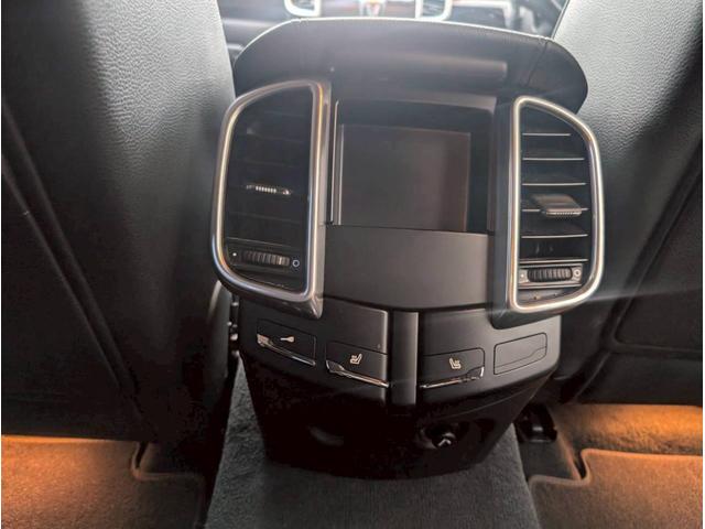 カイエン Ｓ　Ｖ８　４．８Ｌ　４ＷＤ　右ハンドル　電動レザーシート　ＥＴＣ　ナビ　キーレス　バックカメラ　クルコン　ディーラー車　電動リアゲート（28枚目）