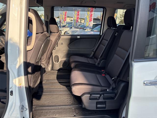 セレナ ハイウェイスターＶ　純正９インチナビゲーション　アラウンドビューモニター　ワンオーナー　　地デジフルセグＴＶ　ＥＴＣ　フリップダウンモニター　両側パワースライドドア　ＣＤ／ＤＶＤ再生　パーキングアシスト　プロパイロット（20枚目）