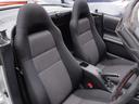 運転席・助手席ともに純正シート。 好みに応じてフルバケットシートに交換してもいいかもしれませんね。