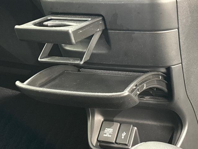 フリード モデューロＸ　ワンオーナー　禁煙車　当社点検パック実施済車　純正９インチナビ　フルセグ　Ｂｌｕｅｔｏｏｔｈ　ミュージックサーバー　ＵＳＢ　両側電動スライドドア　ＥＴＣ２．０　１５インチアルミホイール　バックカメラ（19枚目）