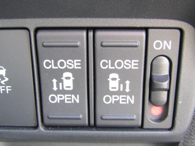 フリード e:HEVクロスター 当社元試乗車 禁煙車 純正11.4インチナビ フルセグ Bluetooth ミュージックサーバー USB 3カメラドラレコ 両側電動スライド シートヒーター LEDライト 15インチアルミ ETC(12枚目)