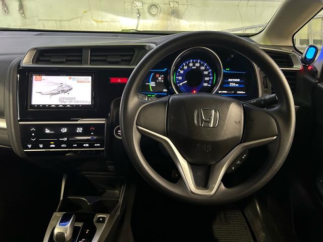 フィットハイブリッド Ｆパッケージ　ドラレコ　ナビ・ＴＶ　Ｂｌｕｅｔｏｏｔｈ接続可能　バックカメラ　ＥＴＣ　社外アルミホイール　ハイブリットカー　ドアバイザー（5枚目）