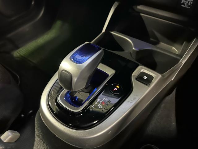 フィットハイブリッド Ｆパッケージ　ドラレコ　ナビ・ＴＶ　Ｂｌｕｅｔｏｏｔｈ接続可能　バックカメラ　ＥＴＣ　社外アルミホイール　ハイブリットカー　ドアバイザー（8枚目）