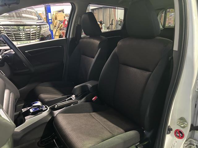 フィットハイブリッド Ｆパッケージ　ドラレコ　ナビ・ＴＶ　Ｂｌｕｅｔｏｏｔｈ接続可能　バックカメラ　ＥＴＣ　社外アルミホイール　ハイブリットカー　ドアバイザー（20枚目）