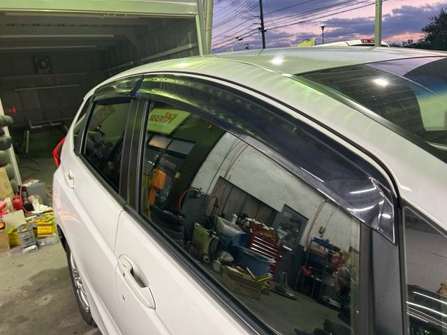 フィットハイブリッド Ｆパッケージ　ドラレコ　ナビ・ＴＶ　Ｂｌｕｅｔｏｏｔｈ接続可能　バックカメラ　ＥＴＣ　社外アルミホイール　ハイブリットカー　ドアバイザー（33枚目）