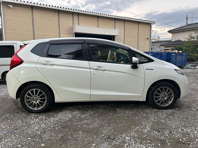 フィットハイブリッド Ｆパッケージ　ドラレコ　ナビ・ＴＶ　Ｂｌｕｅｔｏｏｔｈ接続可能　バックカメラ　ＥＴＣ　社外アルミホイール　ハイブリットカー　ドアバイザー（41枚目）