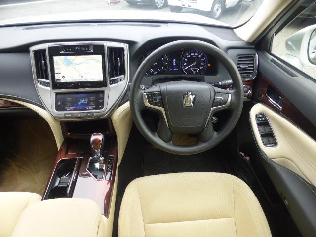 クラウン ロイヤル　２０２５年モデルカロッツエリア８インチ大型ナビ　フルセグＴＶ　バックカメラ　Ｂｌｕｅｔｏｏｔｈ接続　コムテック社製ドライブレコーダー　ＥＴＣ　　１年間　走行距離無制限　保証付（15枚目）