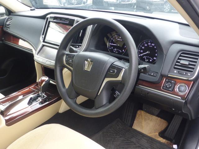 クラウン ロイヤル　２０２５年モデルカロッツエリア８インチ大型ナビ　フルセグＴＶ　バックカメラ　Ｂｌｕｅｔｏｏｔｈ接続　コムテック社製ドライブレコーダー　ＥＴＣ　　１年間　走行距離無制限　保証付（16枚目）